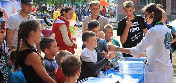 Children's holiday at a discount from the company "Scientific show of Professor Nicolas." Call on the stock