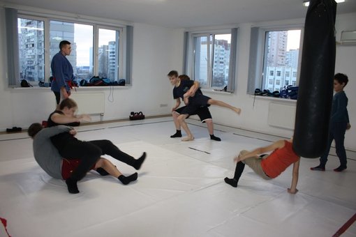 Бойове самбо для підлітків у клубі «Ірбіс» у Києві. Займайтеся знижкою.