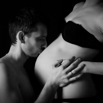 Фотосессия беременной с мужем в студии «BABY BOX STUDIO» в Киеве. Оплачивайте по скидке.