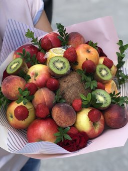 Фруктовий букет "Fruits and Flowers Market" у Дніпрі по акції.