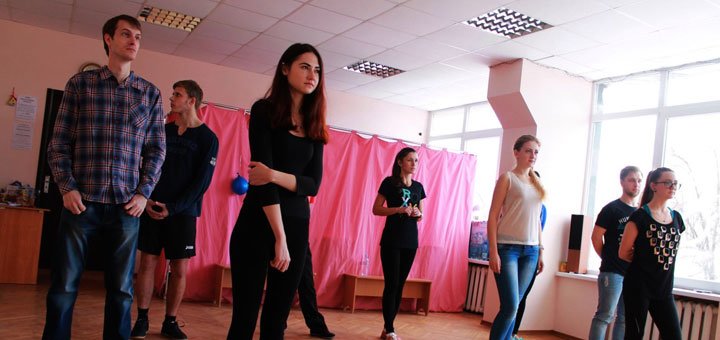 Занятия латиноамериканскими танцами в школе «Corazon Latino». Купить аьонемент на танцы со скидкой.