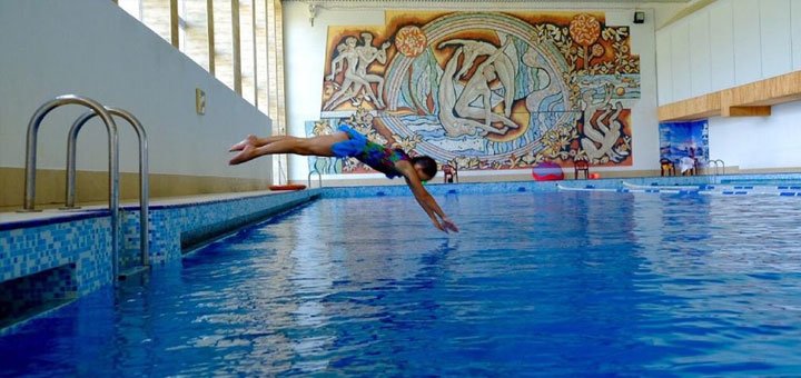 Бассейн в гостинично-оздоровительном комплексе «Жива Вода». Скидки на отели в Карпатах. Бронировать номер со скидкой. Недорогой отдых в Карпатах.