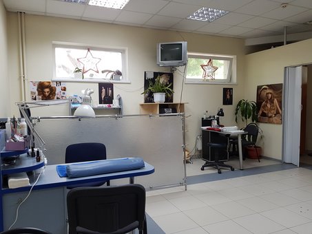 Манікюрний стіл в салоні краси «Жіттєдайна квітка» в Києві. Записуйтеся на манікюр по знижці.