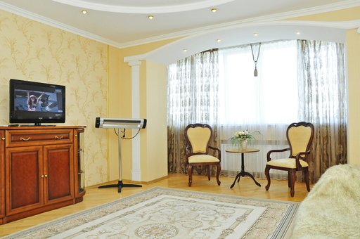 Вітальня з м'яким диваном в апартаментах «Wellcome 24» в Києві. Орендуйте акцією.