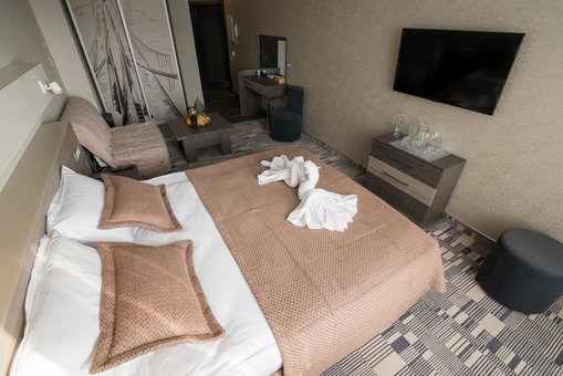 Ортопедическая кровать в номере Нью-Йорк в отеле 12th Floor Apartments в Одессе