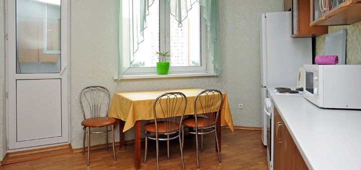Обеденный стол на кухне в однокомнатных апартаментах «Wellcome24» в Киеве. Снимайте по акции.