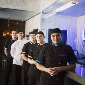 Кухарі ресторану «Yappi» у Львові. Замовляйте доставку суші зі знижкою.