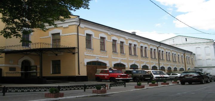 Центральний вхід в національний музей чорнобиля в києві. записуйтеся на екскурсію по акції.