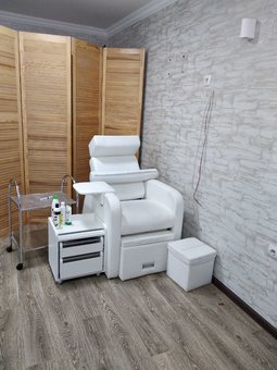 Pedicure at Tina Hivrich's beauty salon in Kiev. Do it at a discount.