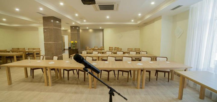 Зал для бизнес мероприятий в «Grand Otrada Hotel» в Одессе. Заказывайте по акции.