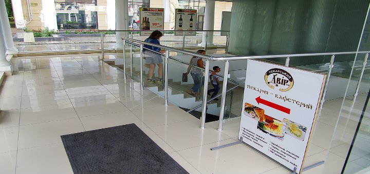Центральный вход в ТЦ «Греческий» в Одессе. Покупайте одежду, косметику и прочие товары со скидкой.