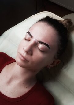 Моделирование бровей в школе «Luxury Make Up School» в Киеве. Делайте по акции.