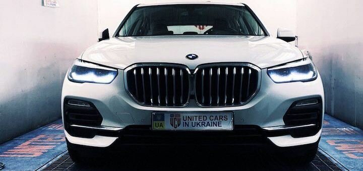 Foreign car with mileage from America in the United Cars company. Buy at a discount.