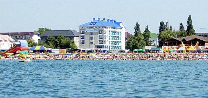 Вид с моря на гостиничный комплекс «Dolce-Vita» в Железном Порту. Бронируйте номера для отдыха по акции.