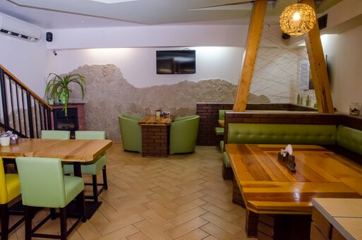 Pizzeria «Pizza House» on Poznyaky in Kiev. Order with a discount.