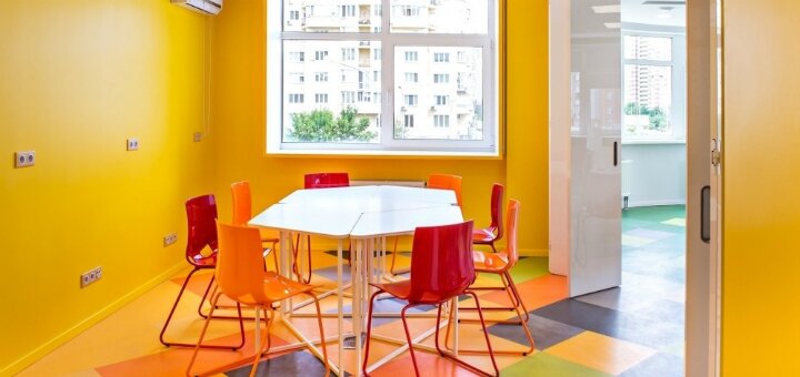 Низкие цены аренда «Яркая комната для переговоров в Education Hub»