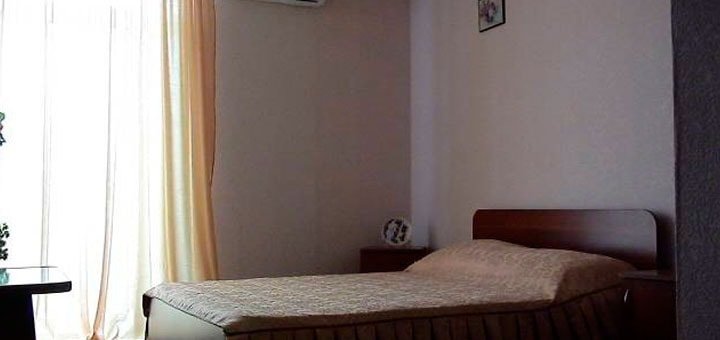 Номер на базе отдыха «Перекресток» в Железном порту. Забронировать номер со скидкой. Недорогой отдых на море. Базы отдыха Железный порт.