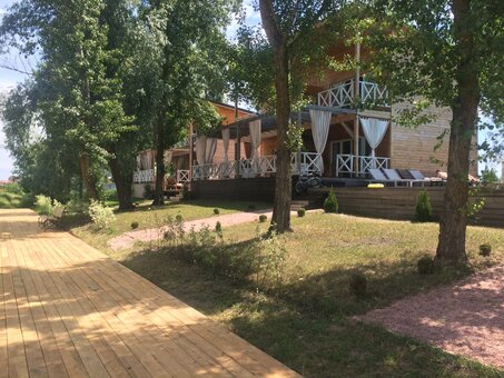 Котеджі в готельному комплексі «Relax Villa Poduzska» під Києвом з басейном