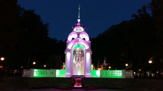 Fountain and architectural landmark mirror stream in kharkov. promotional tourism