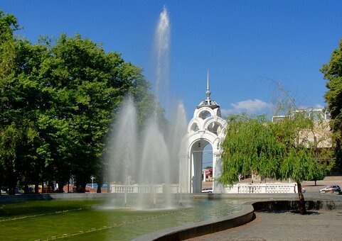 Fountain and architectural landmark mirror stream in kharkov. tourism by certificate