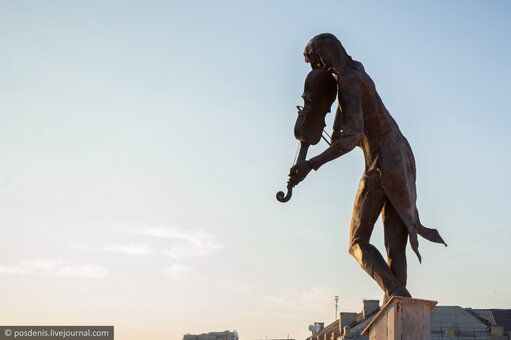 Violinist on the roof in kharkov. promotional tourism