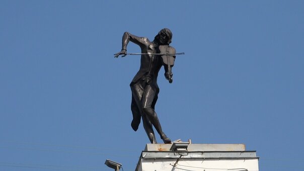 Violinist on the roof in kharkov. tourism is inexpensive