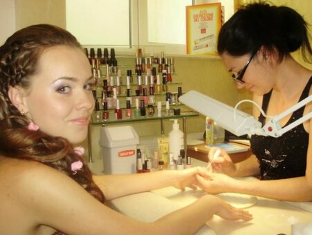Hardware manicure in the beauty salon ellada cherkasy. sign up for a hardware manicure for a promotion