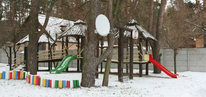 Дитячий майданчик на базі відпочинку «Сосновий бір» в селищі Кіровське Дніпровської області. Відвідайте базу відпочинку акцією.