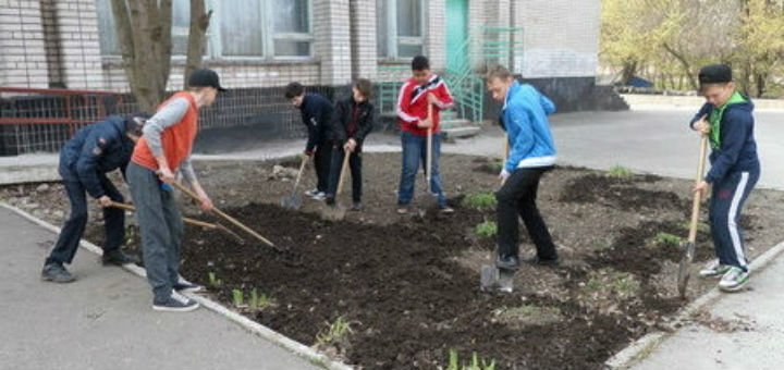 Суботник в спеціалізованій школі в №13 в дніпрі.