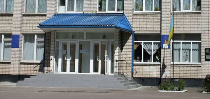 Центральний вхід спеціалізованої школи в №13 в дніпрі.