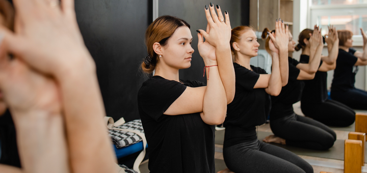 Жіноча йога в студії YogaDome в Одесі. Записуйтесь на йогу для жінок зі знижкою.