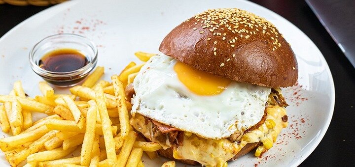 Бургеры и картошка фри в ресторане «Diner» в Киеве. Заказать со скидкой.