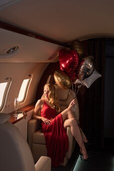 Фотосесія в літаку у подарунок на день народження від «SkyJetStudio» у Києві. Записатись по акції.