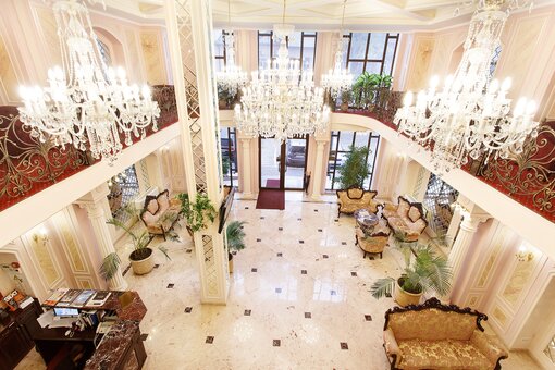 Лаунж зона в готелі «California» в Одесі. Замовляйте номери за акцією.