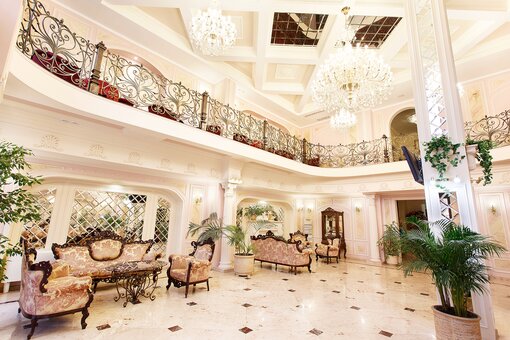 Холл и лаунж зона в отеле «California» в Одессе. Бронируйте номера по акции.
