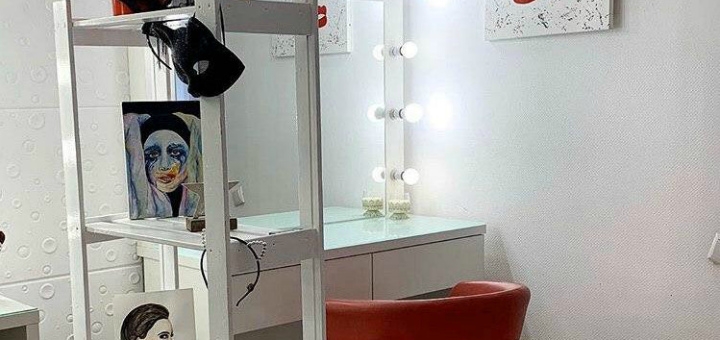 The cabinet of the master of makeup artist Dzhamily Tahmazova in the Dnieper
