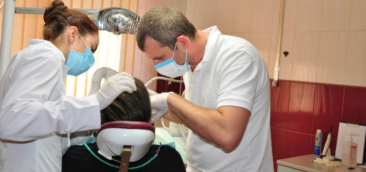 Specialists at work at Uniqum Clinic. Sign up for the promotion