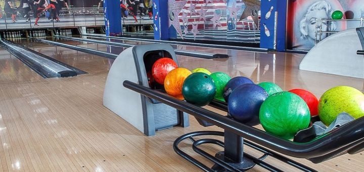 Bowling and billiards at Melrose Restaurant