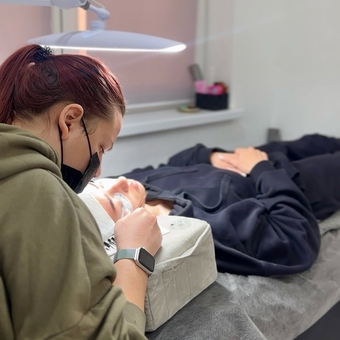 Eyelash extension specialist Zinaida. Visit for a special offer of 8
