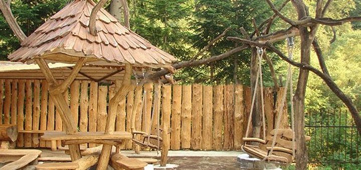 Детская площадка в отеле «Ярсон» в Яремче. Бронируйте номера по акции.