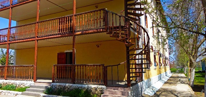 Building of the boarding house "Girsky Orel" in Zatoka. Book trips to the Black Sea at a discount.