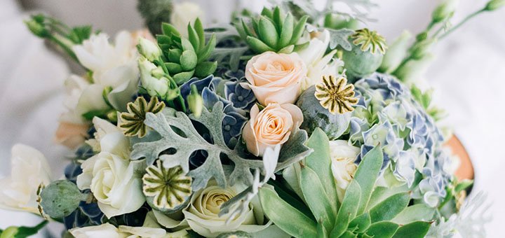 Sweet Box із живих квітів у подарунок коханій від квіткової студії «AnneMaria» у Маріуполі. Замовляйте живі букети квітів по акції.