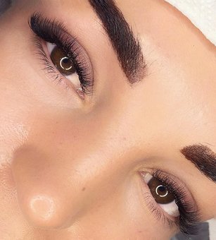 Голлівудське нарощування вій у салоні «Майстерня краси» у Києві. Записуйтесь за знижкою.