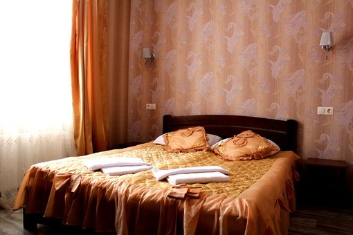 Тримісний напівлюкс з двоспальним ліжком та диваном у готелі «Вілла Тераса» біля Поляні. Бронюйте номер зі скидками.