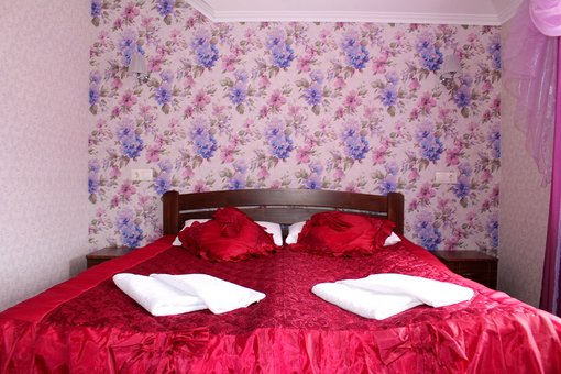 2-местный номер Полулюкс с большой кроватью в отеле «Вилла Терраса» в Поляне. Бронируйте по скидке.