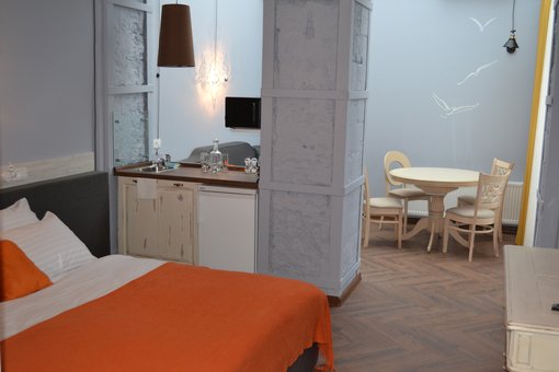 A room with a kitchenette at the Michelle hotel in Odessa. Book at a discount.