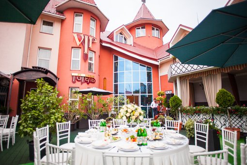 Ресторан готельно-розважального комплексу «V&P» у Хусті. Відпочивайте зі знижкою.