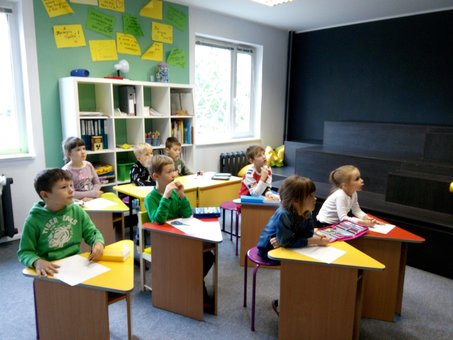 Preparing for school at the Kid'Z Studio on Poznyaky in Kiev. Sign up your child for a promotion.