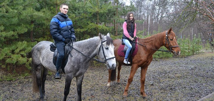 Прогулки по лесу на лошадях в клубе «Серебряная подкова» со скидкой