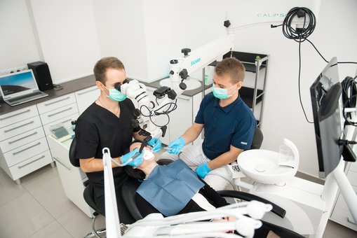 Diagnostics of teeth under a microscope at the clinic of Dr. Sventukh in Kiev on Bereznyaki. Install dental implants at a discount.